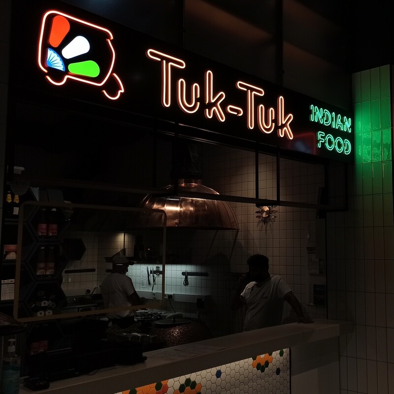 Неоновая вывеска на фудкорде неоновая вывеска в торговом центре